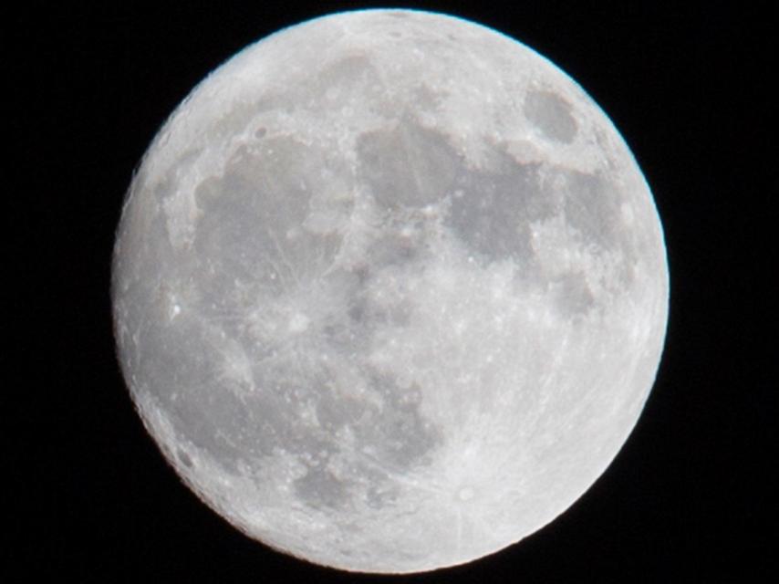 La luna, ayer domingo sobre Madrid.