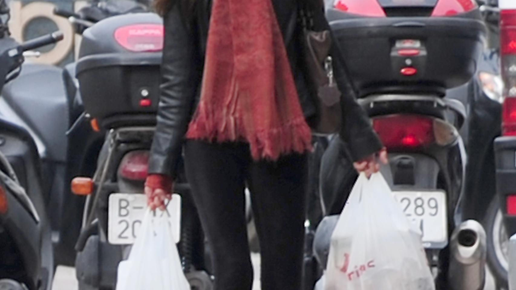 La hermana de la reina Letizia camina por las calles de Barcelona.