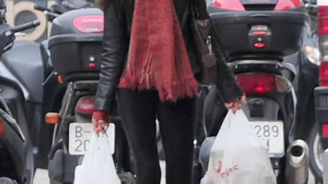 La hermana de la reina Letizia camina por las calles de Barcelona.