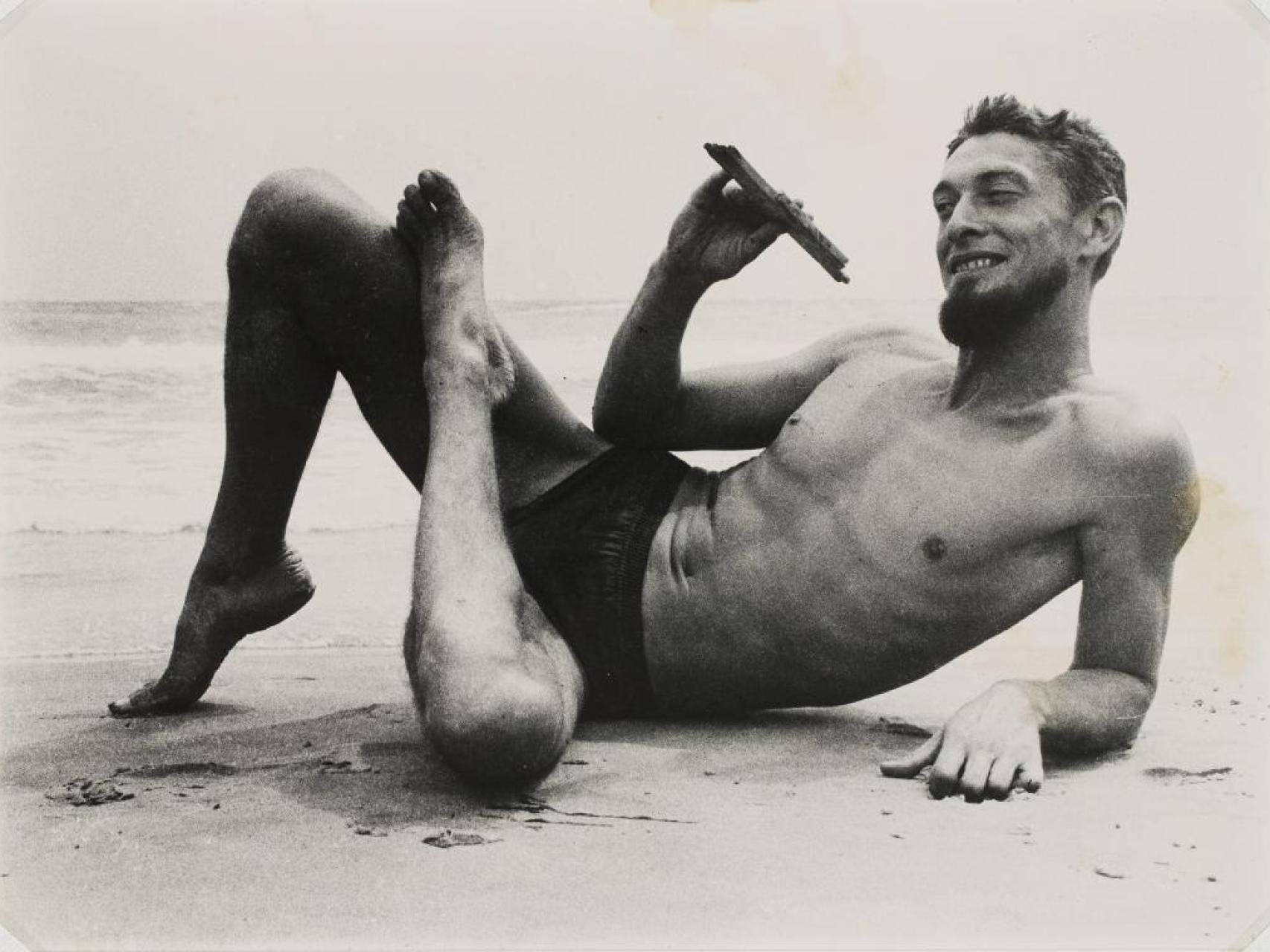 Un retrato de Carlos Barral, fotografiado por Oriol Maspons.