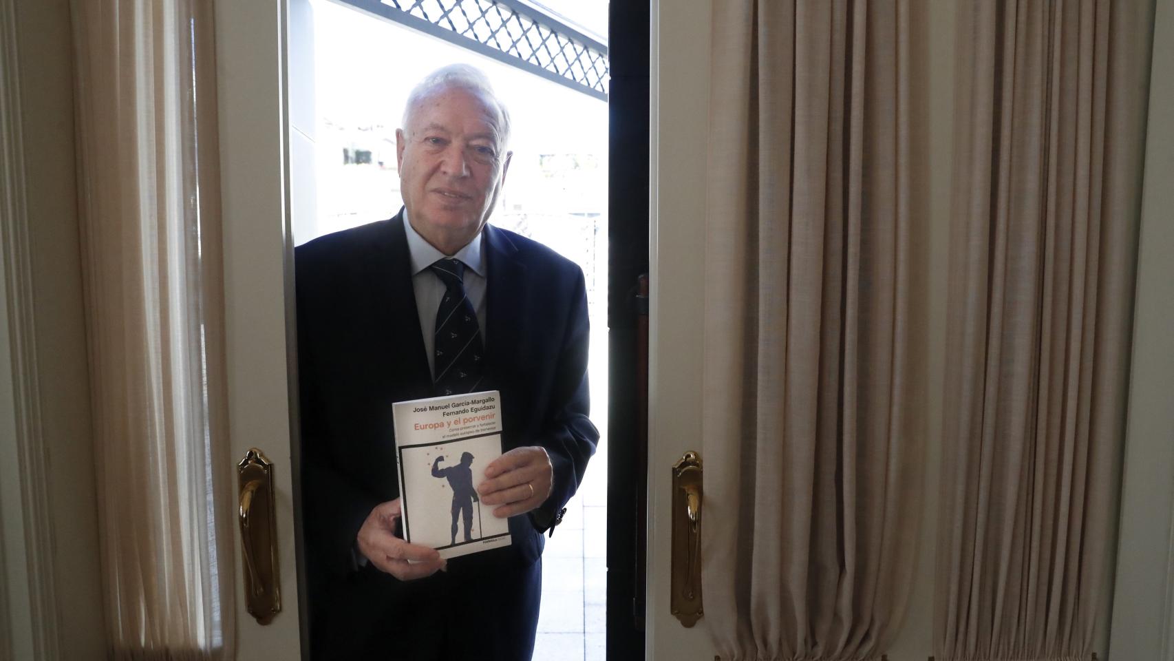 El exministro José Manuel García Margallo con su nuevo libro.