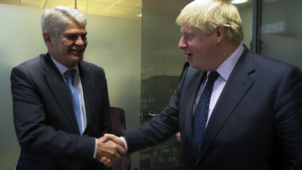 Dastis saluda al jefe de la diplomacia británica durante su primera reunión bilateral