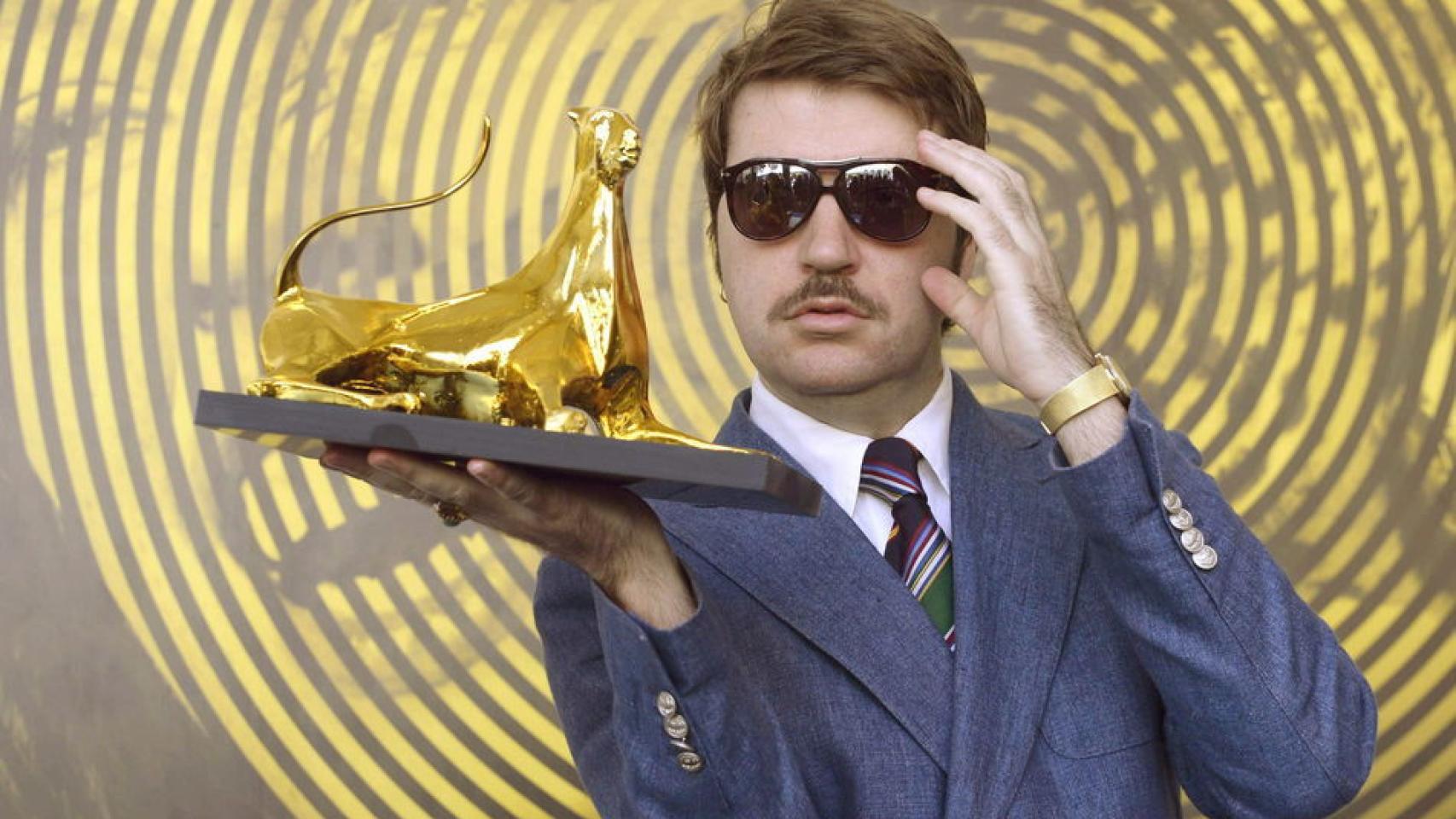 Albert Serra con el Leopardo de Oro de Locarno.