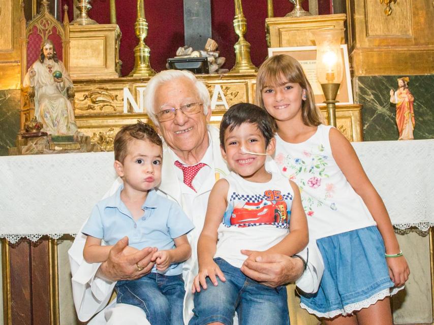 El Padre Ángel con Adrián, Iker y Carla
