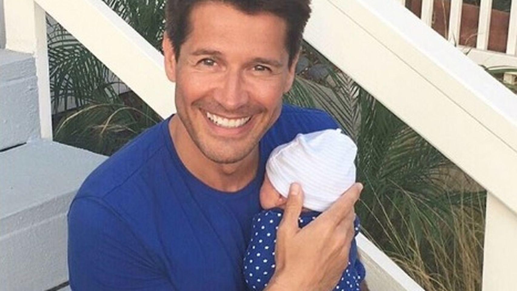 Jaime Cantizano junto a su hijo Leo.