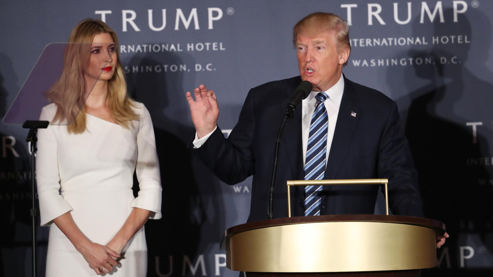 Ivanka Trump escuchando atentamente uno de los discursos de su padre Donald Trump durante la campaña electoral en Estados Unidos