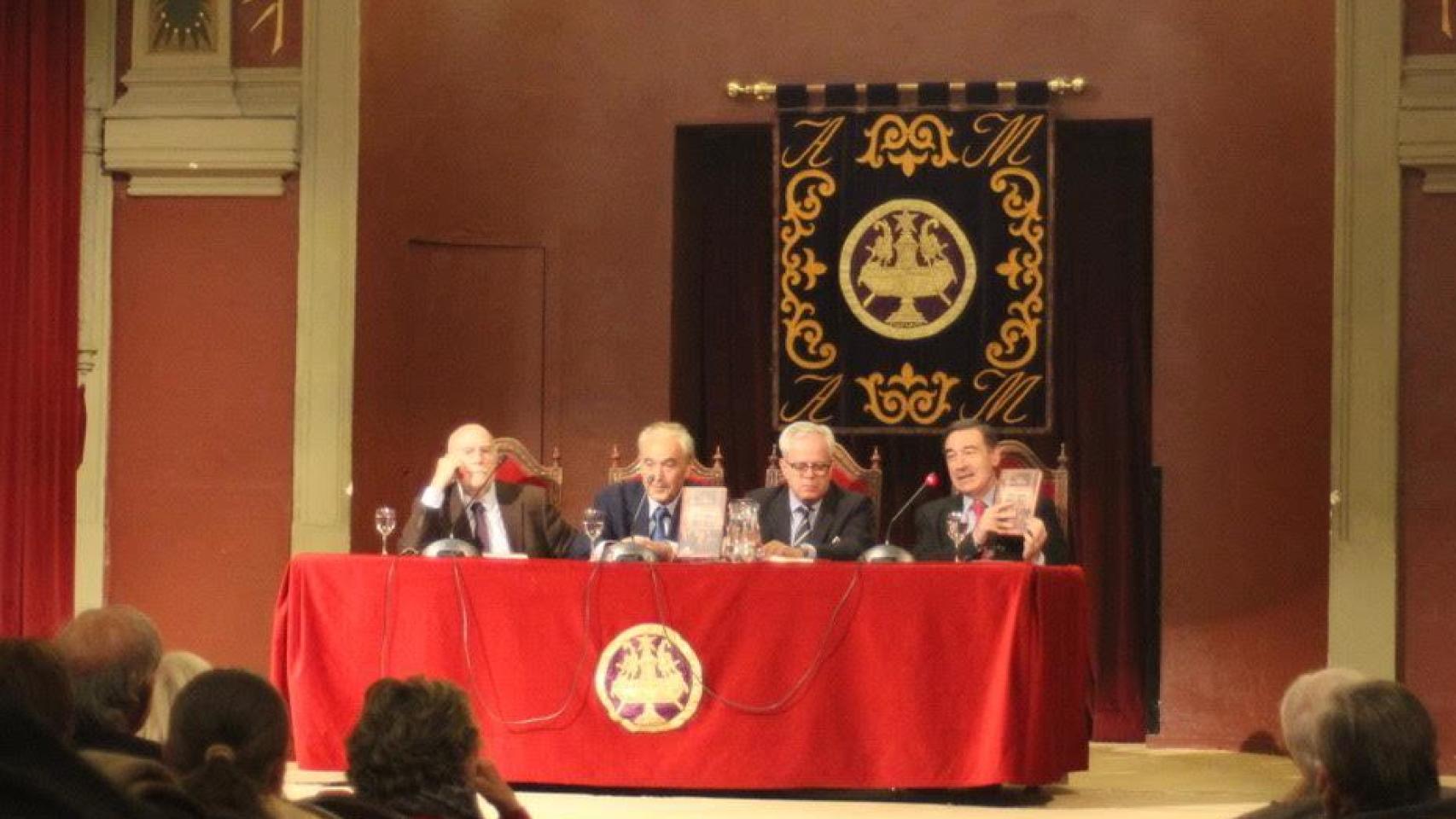 Raúl Guerra, César Navarro, Guillermo Gortázar y Pedro J. Ramírez durante la presentación del libro de historiador Gortázar.