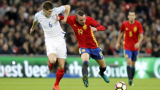 Iago Aspas lucha por el balón con John Stones durante el partido.
