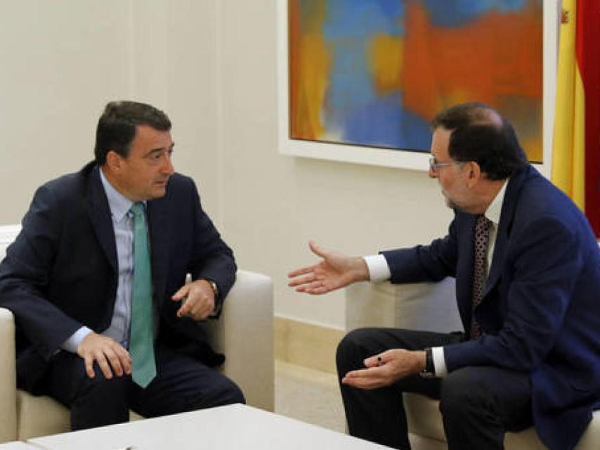 El portavoz del PNV en el Congreso, Aitor Esteban, y Mariano Rajoy.