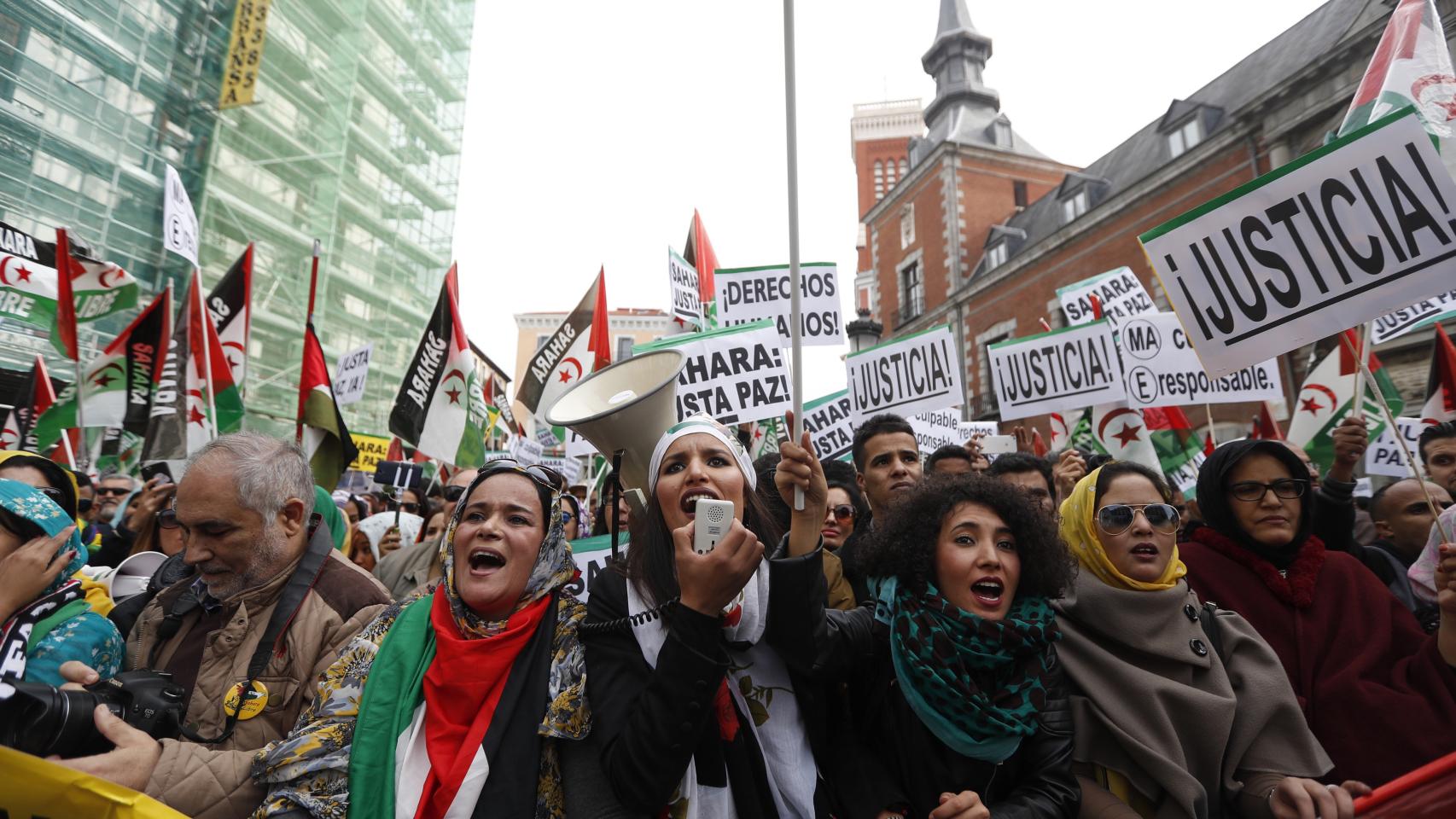 Simpatizantes de la causa saharaui durante una manifestación.
