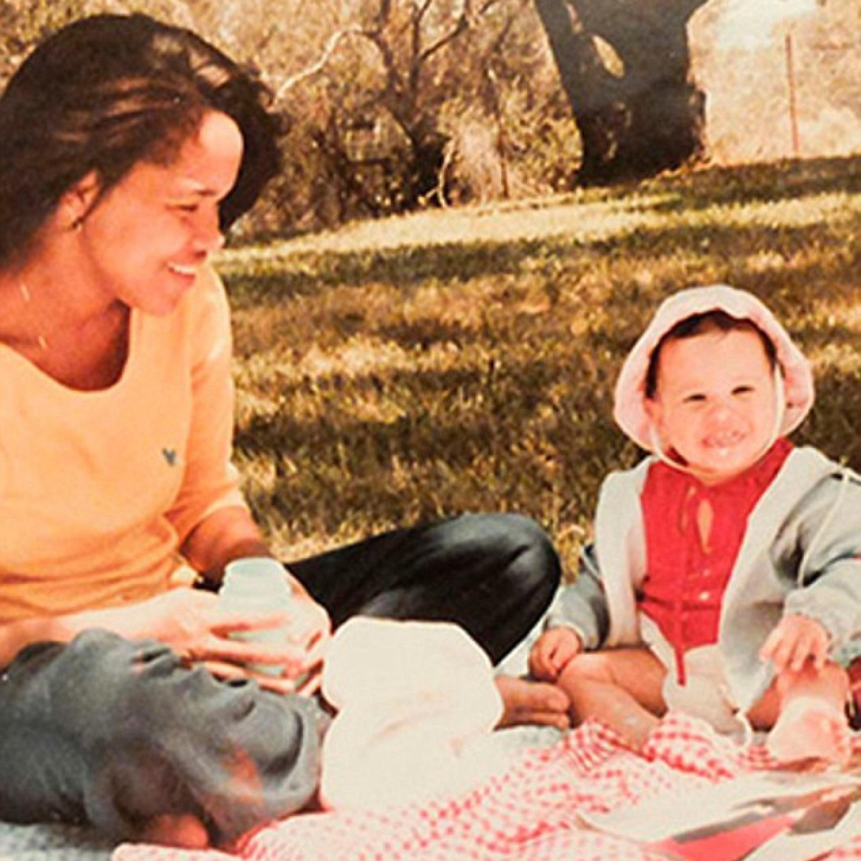 Doria Ragland y su hija Meghan de bebé