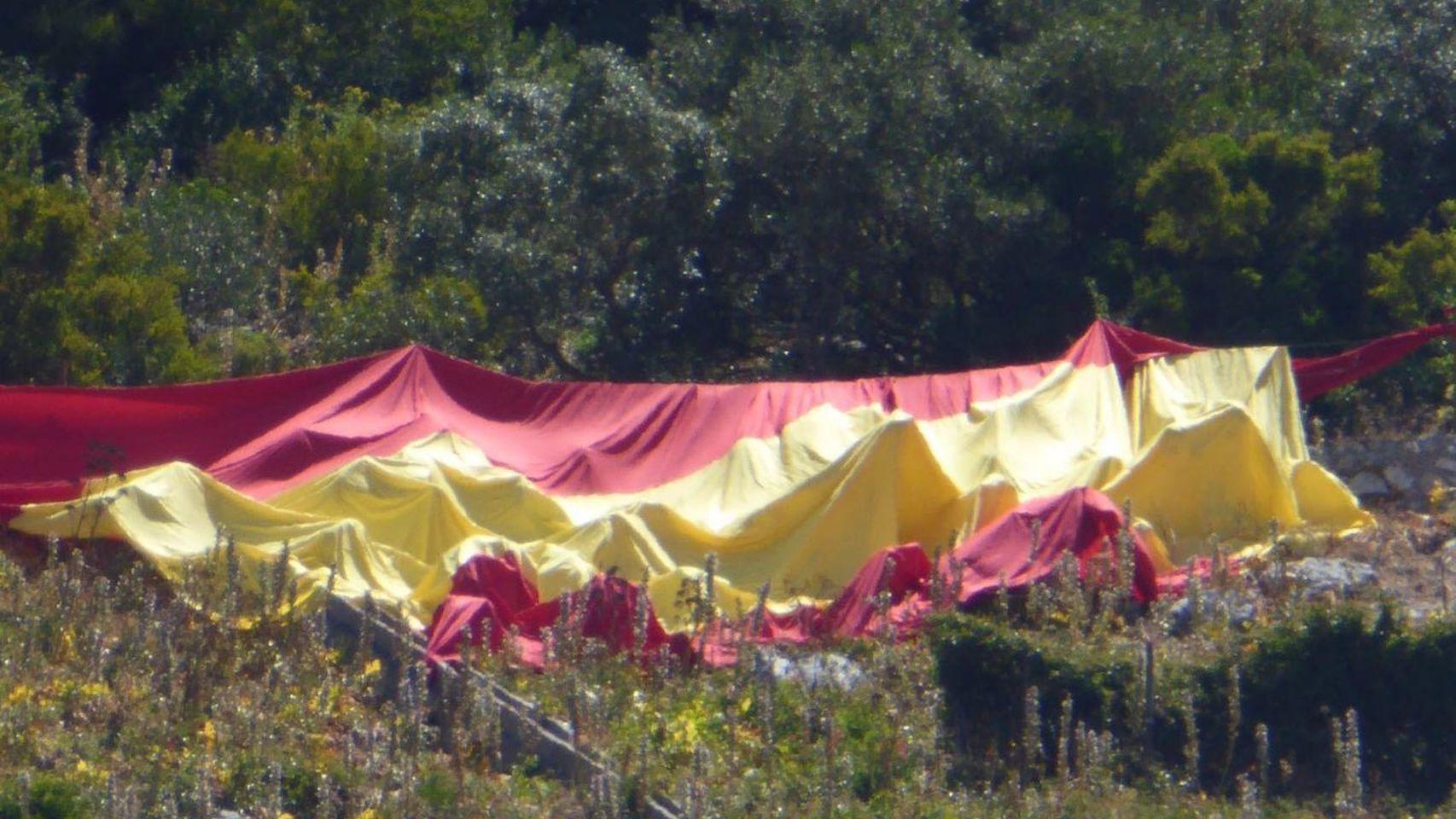 Esta es la bandera que VOX desplegó en el Peñón.