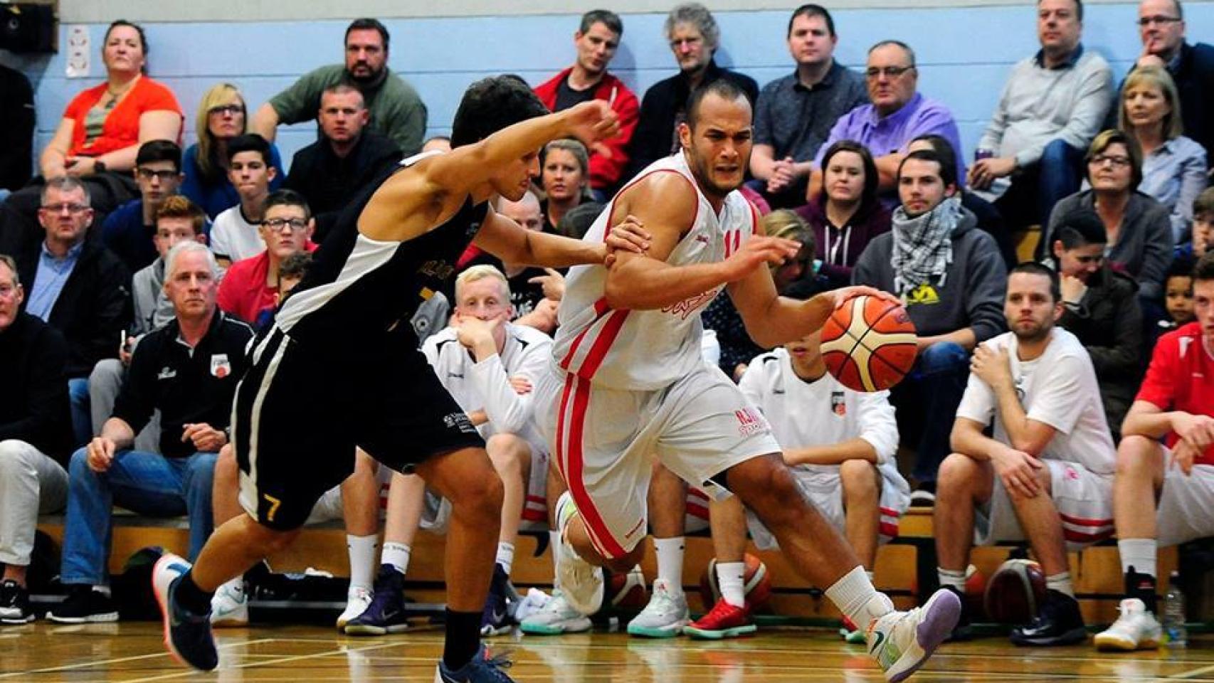 Hammerschmidt con el balón en un partido con los Fury.