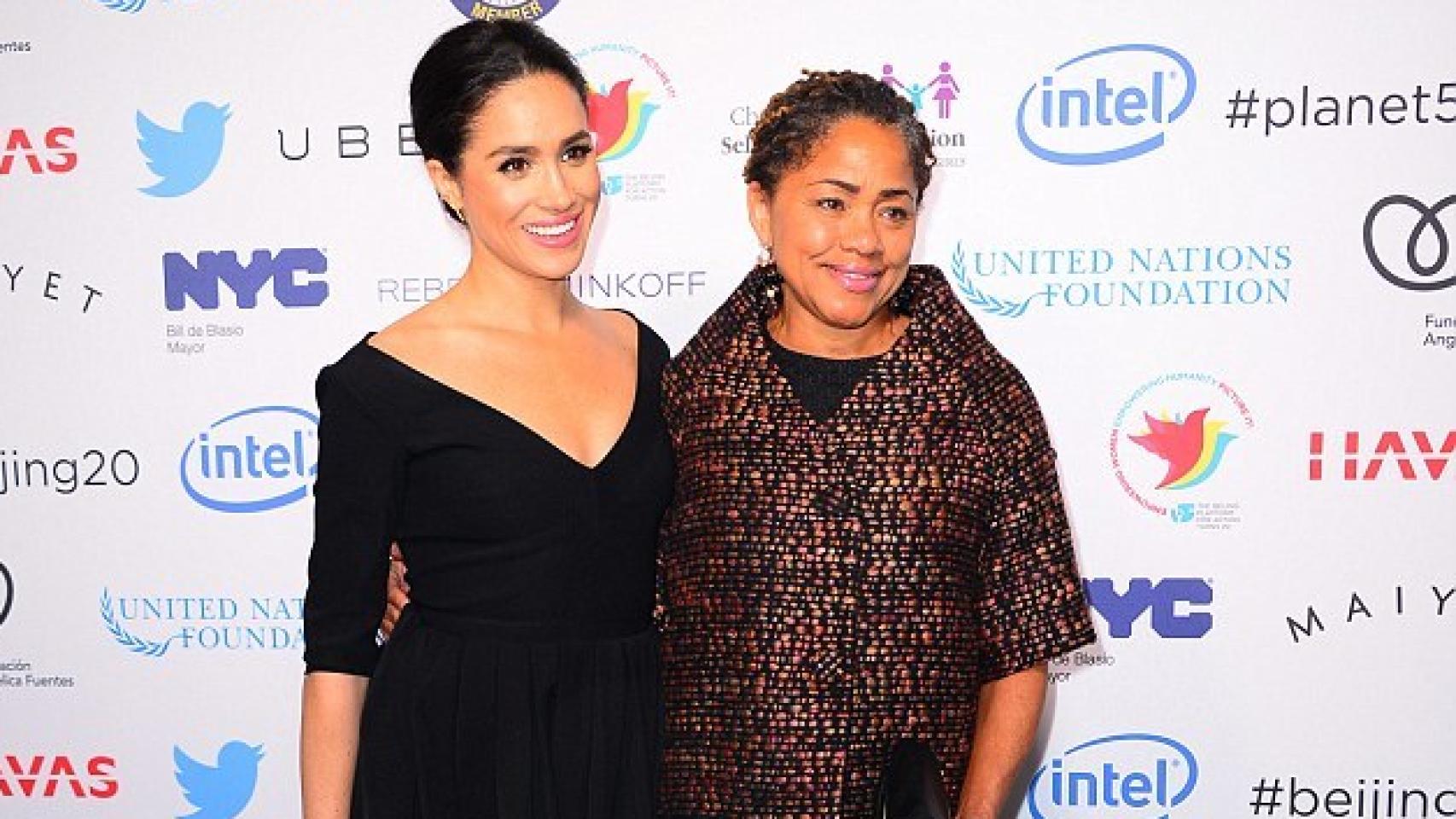 Doria y Meghan posan en una alfombra roja