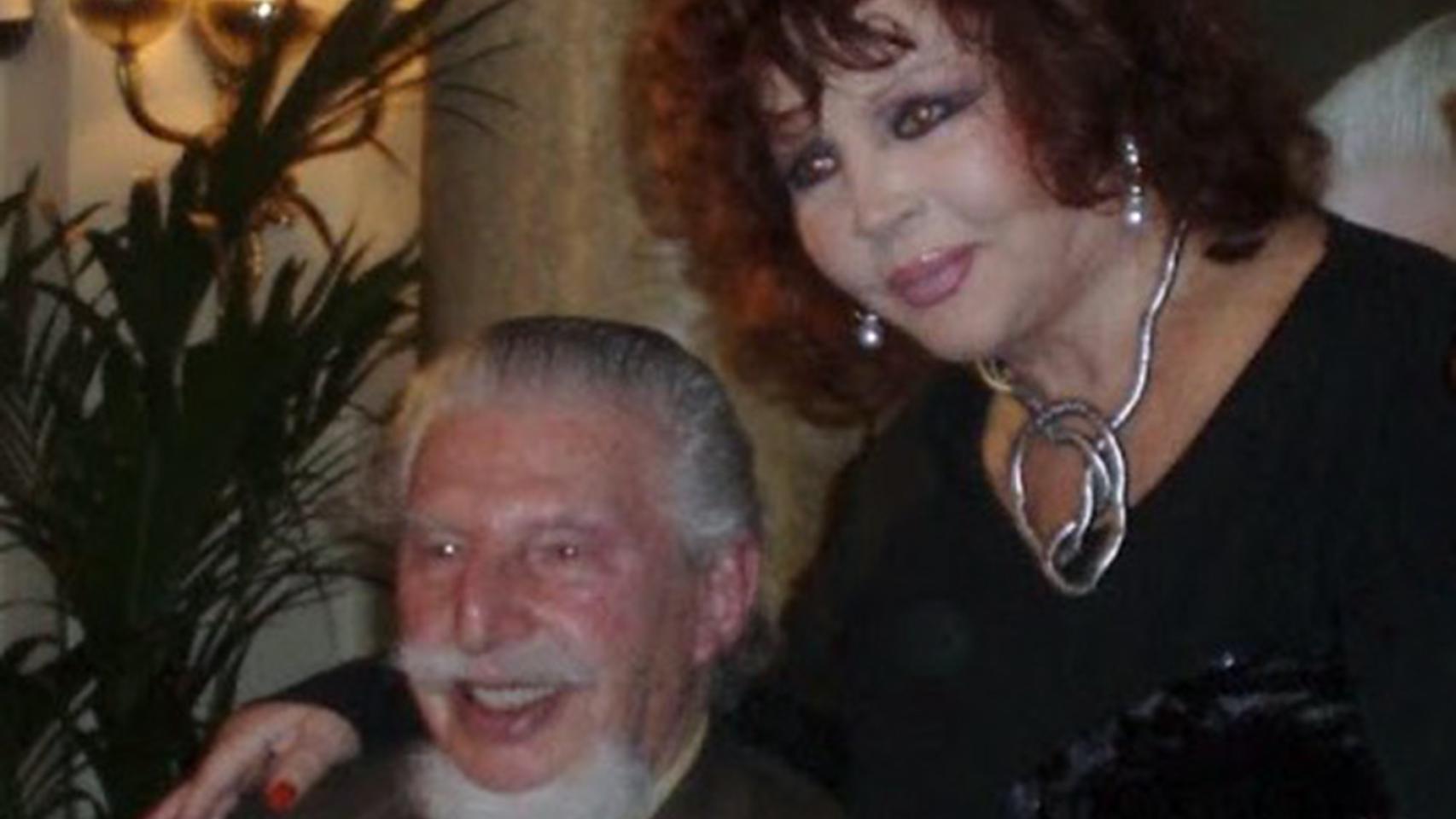 Leandro de Borbón junto a Sara Montiel.