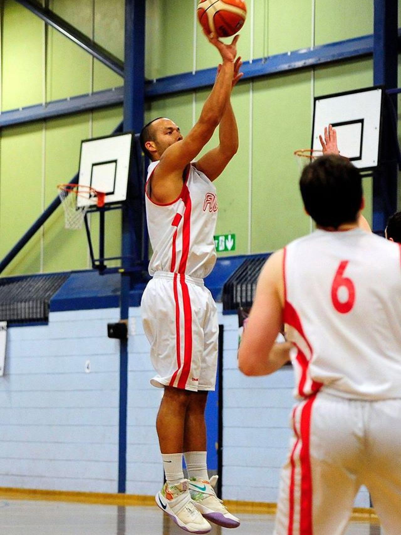 Adam Hammerschmidt en pleno lanzamiento.