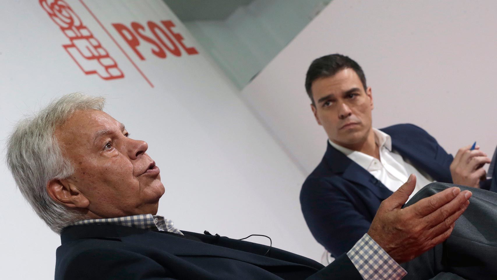 El expresidente Felipe González, junto a Pedro Sánchez.