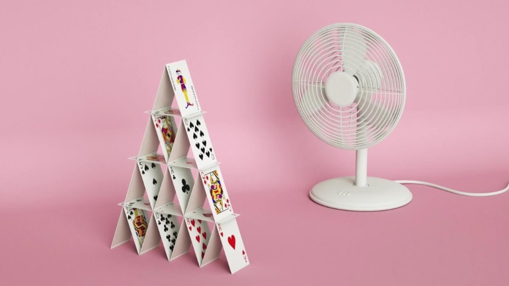Un ventilador frente a un castillo de cartas a punto de ser derribado (o no).
