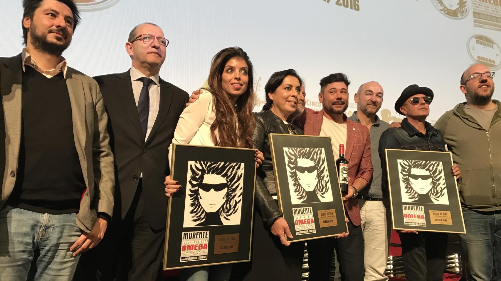 En el centro, Aurora Carbonell flanqueada por Soleá Morente y Miguel Poveda, este jueves en Madrid.