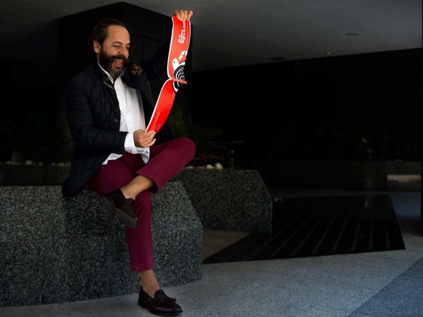 Carlos Yuste, amigo de Pérez, es el autor del primer libro del mundo escrito en papeletas electorales.