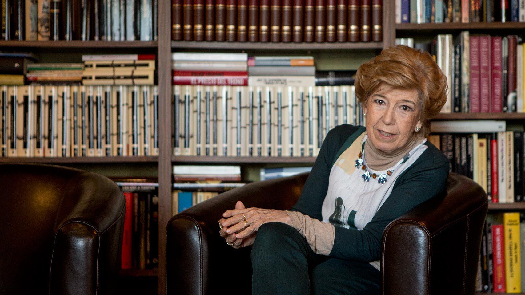 Pilar Urbano en su estudio, donde afirma que entró el CESID para vigilarla.