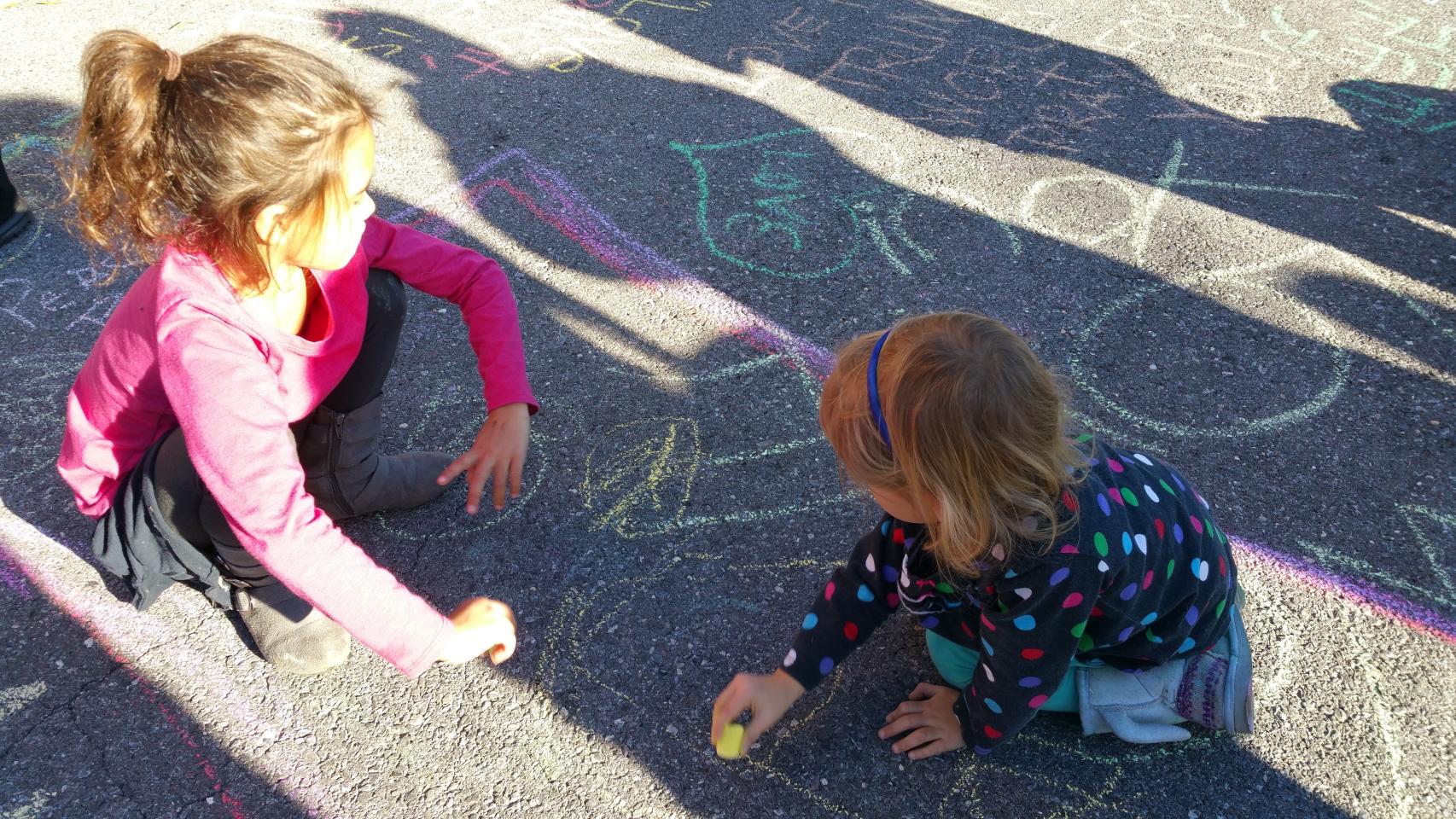 Mensajes de amor con tizas contra el fanatismo de algunos seguidores de Trump.