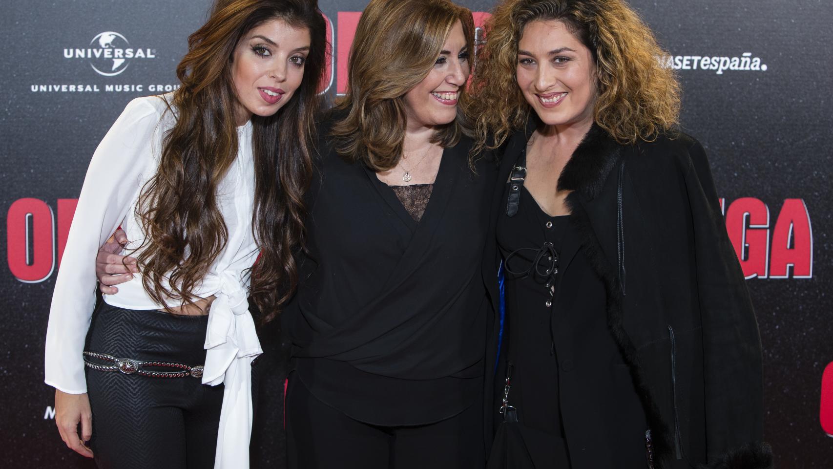Estrella Morente junto a su hermana Soleá y la política socialista Susana Díaz.