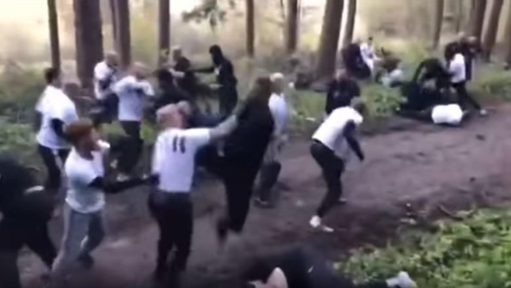 Pelea de ultras franceses y holandeses.