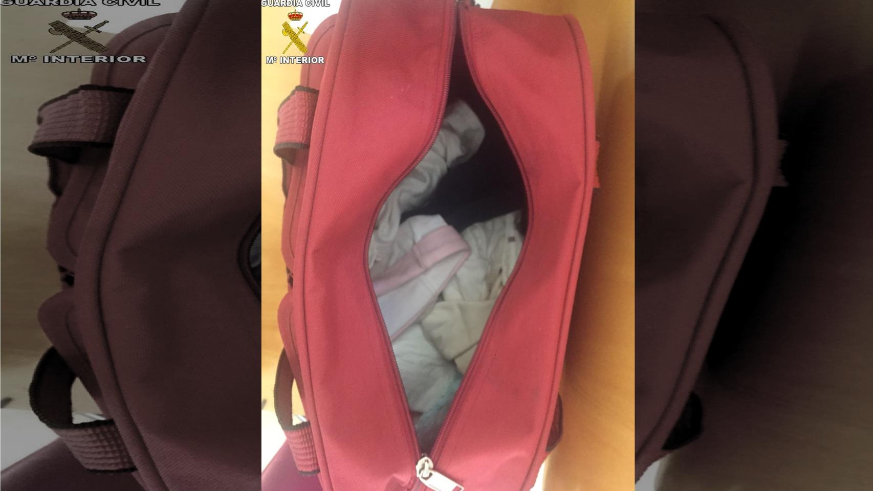 El bolso en el que ocultaron al bebé para tratar de cruzar la frontera de Melilla.
