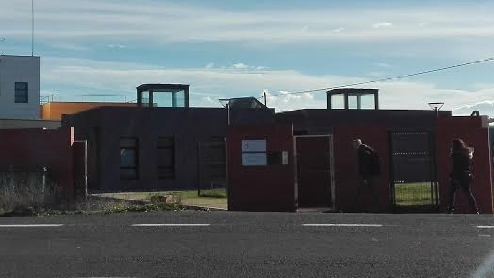 Dos menores entran al centro de Sansoheta, donde se ha destapado una trama de prostitución que afecta a ocho adolescentes.