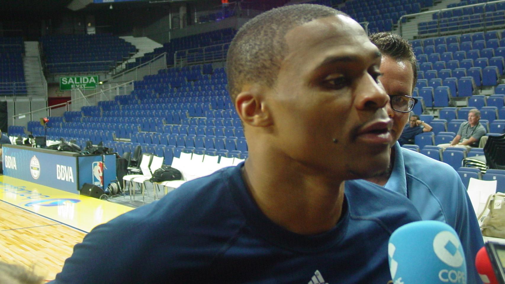 Westbrook atiende a la prensa en Madrid.