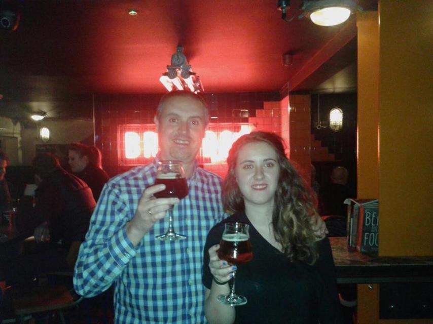 Carla junto a su padre en la cervecería en la que trabaja.