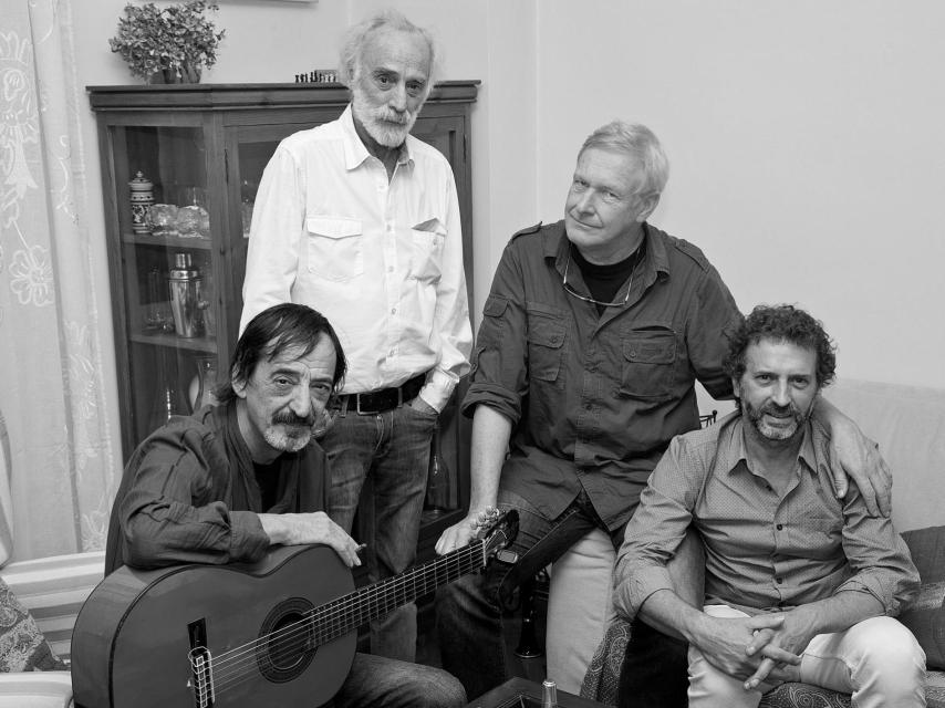 Javier Krahe y los miembros de su banda, organizadores de su homenaje.