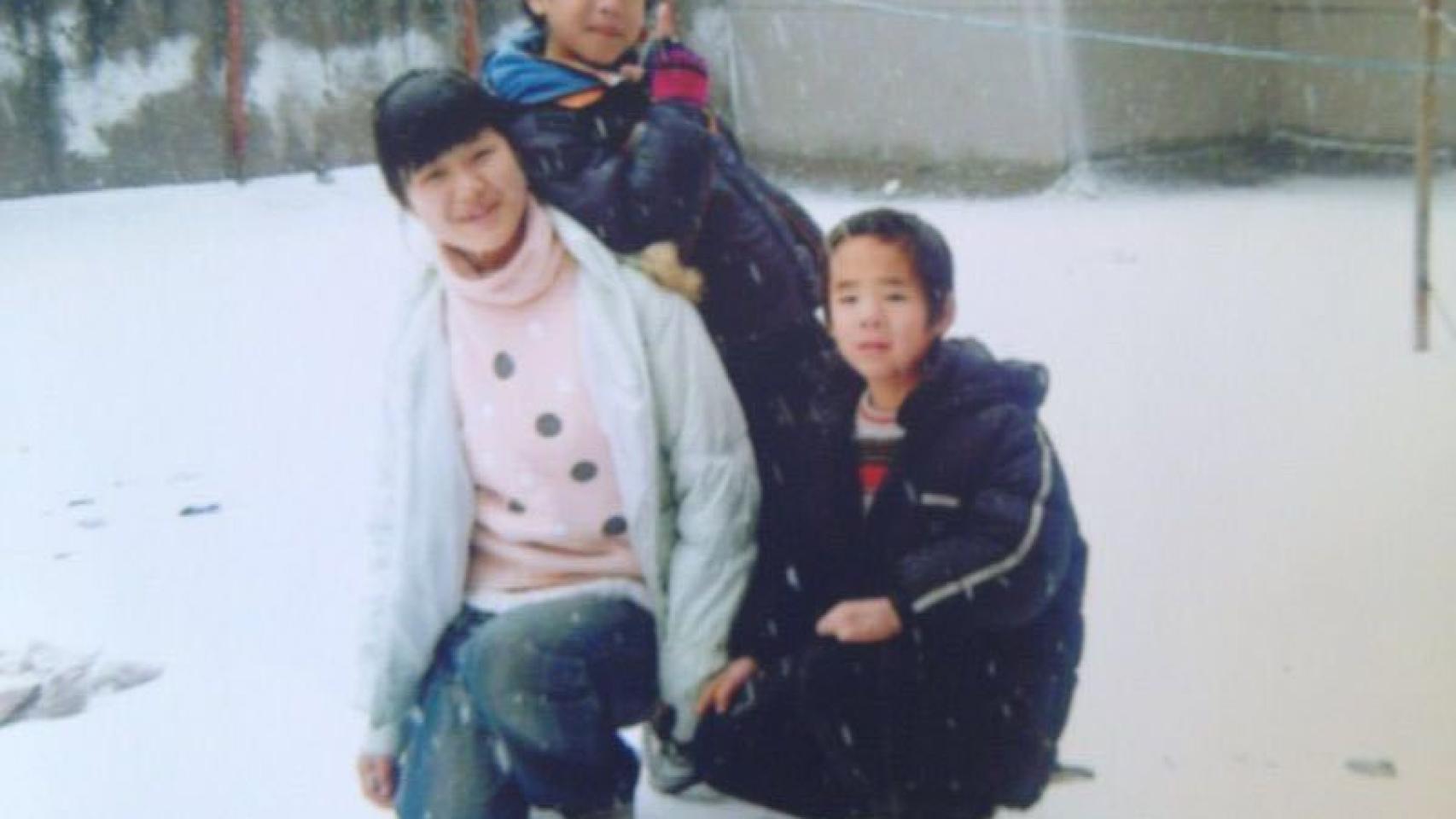 Daniel junto a una de sus cuidadoras y otro compañero en el orfanato.