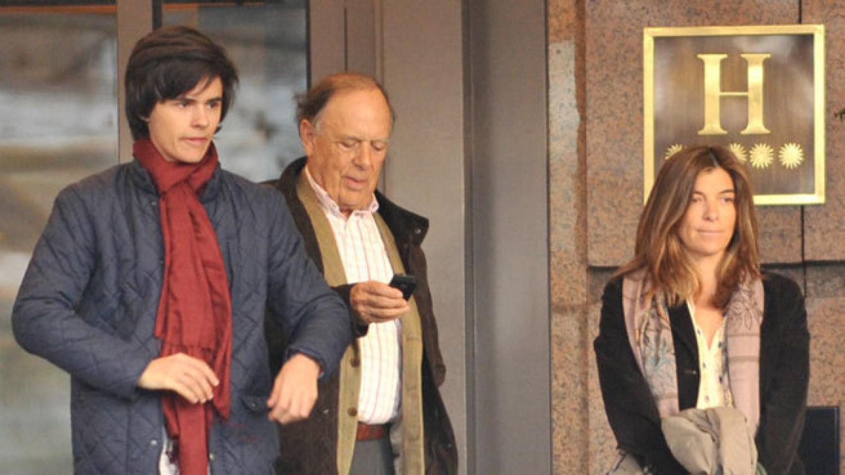 Duarte Flacó (izqda), hijo de Carlos Falcó (centro) y su hija Sandra