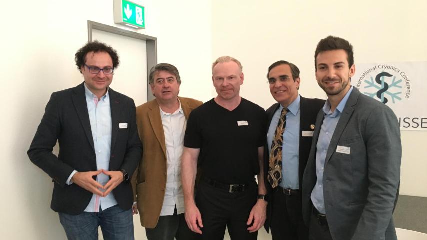 Algunos miembros de la Fundación Vida Plus (Felipe Debasa, doctor en Derecho por la URJC, Gonzalo Ruiz, fundador del portal de formación Cursos.com, Jose Luis Cordeiro de Singularity University)  con Max More, CEO de Alcor  y uno de los 'padres' de la criopreservación, en el centro.