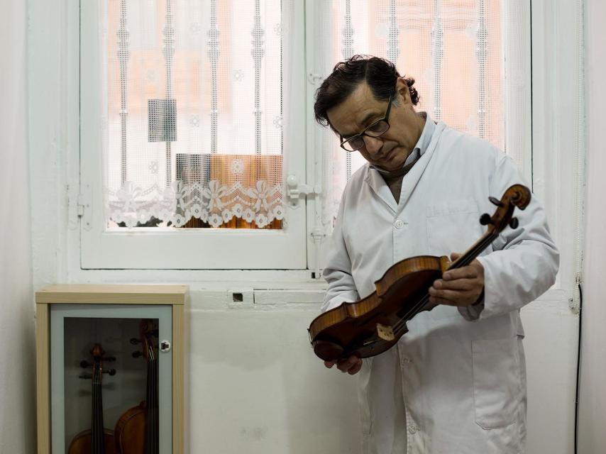 El lutier Francisco González, conservador de los stradivarius, en su taller.