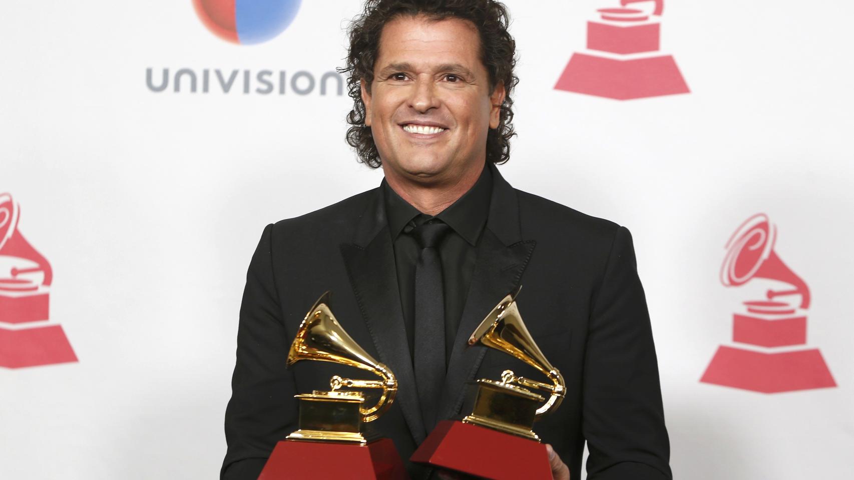 Carlos Vives, con los dos premios Grammy.