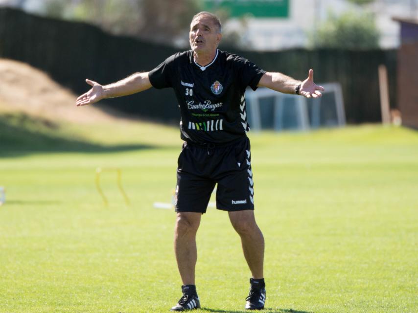 Paco Herrera recrimina una acción durante un entrenamiento.