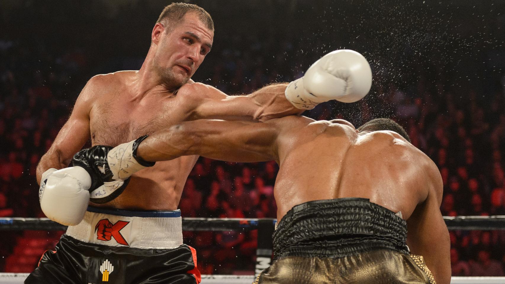 Sergey Kovalev golpea a Jean Pascal II en un combate.