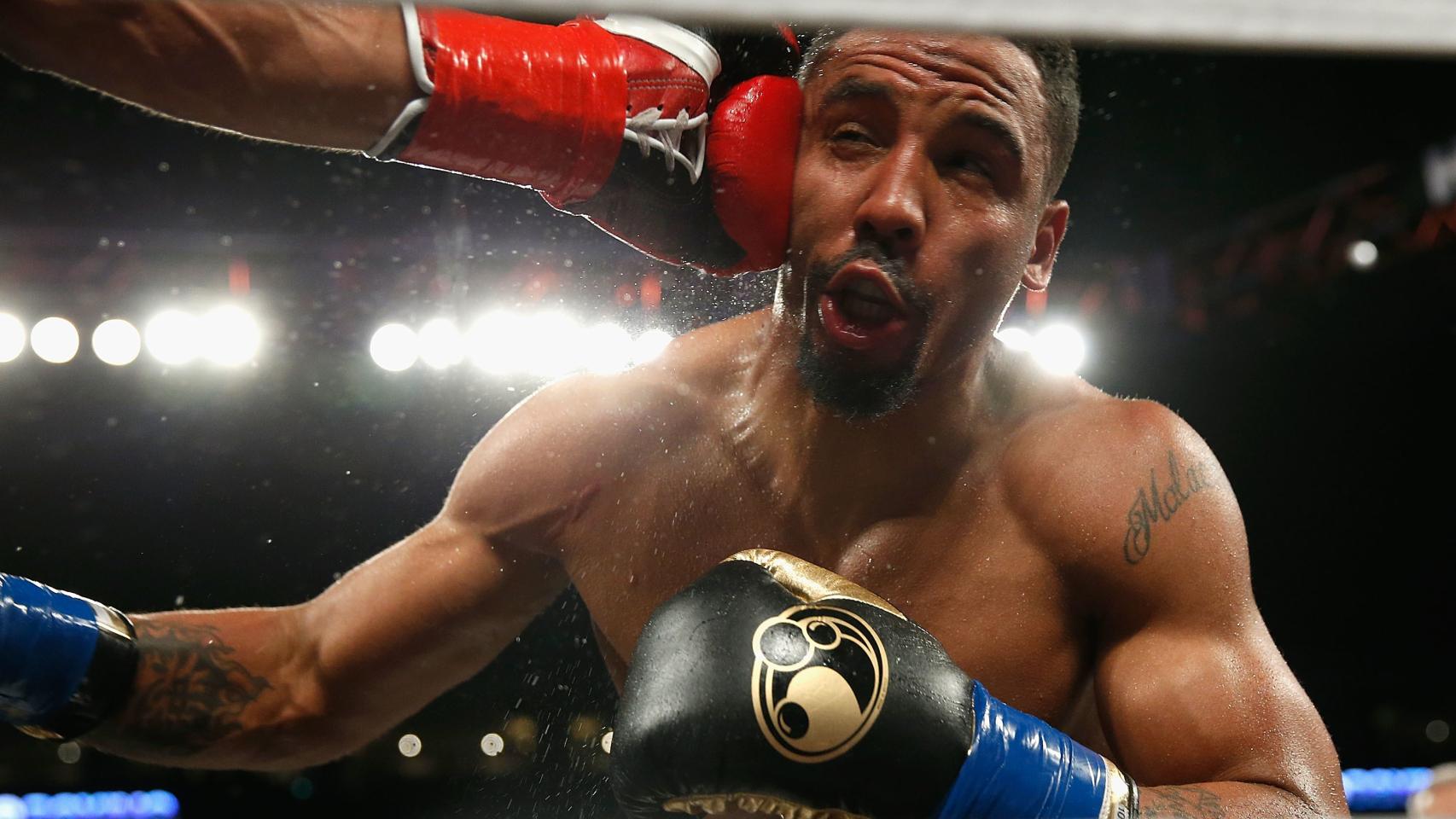 Andre Ward recibe un golpe de Alexander Brand.