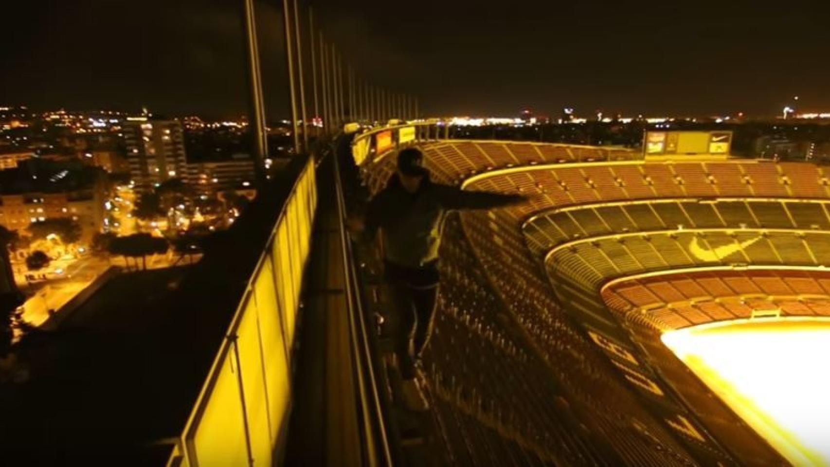 Uno de los youtubers practicando parkour en el Camp Nou.