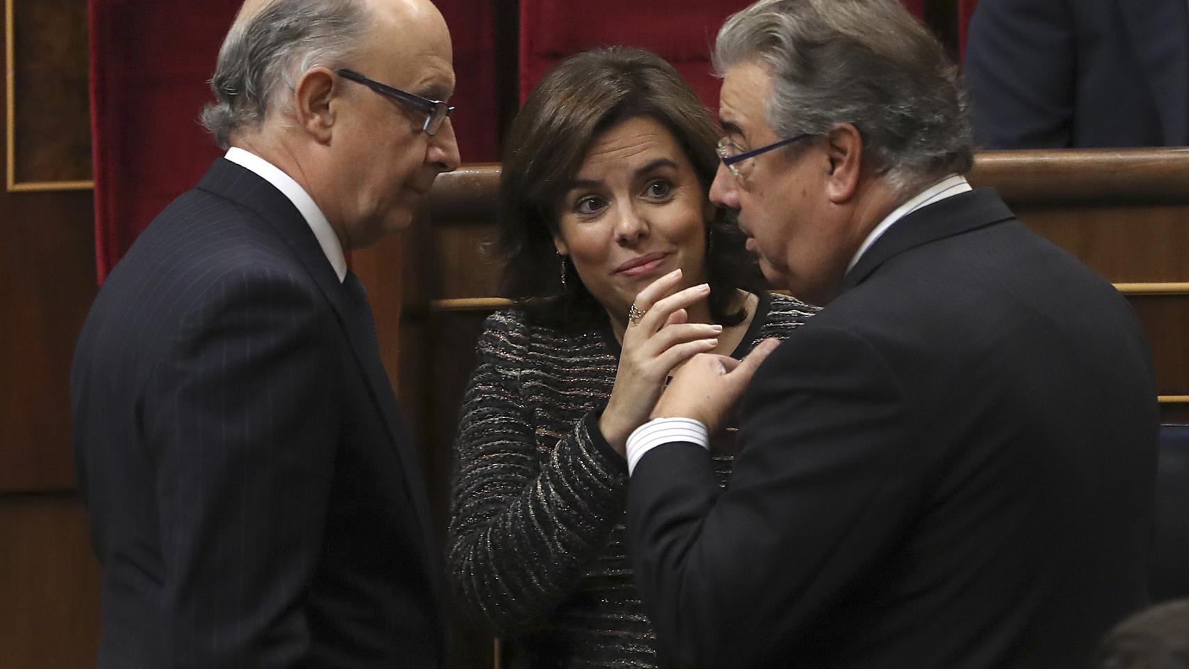 La vicepresidenta del Gobierno junto con el ministro de Hacienda y el del Interior.