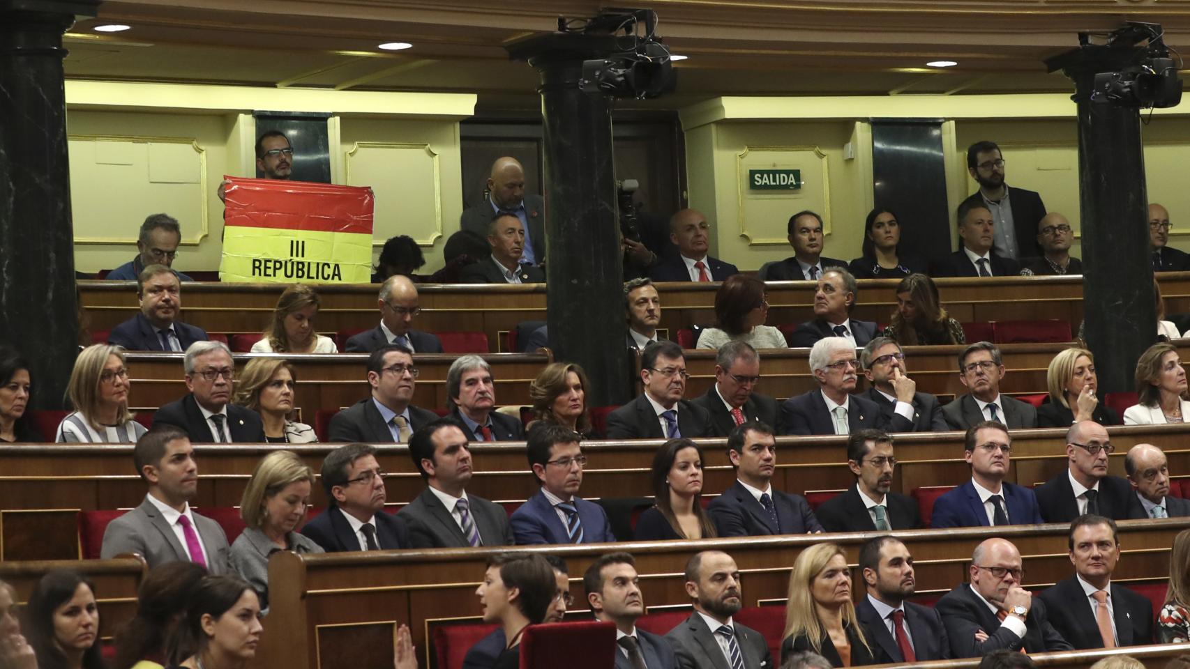 El senador navarro de IU, Iñaki Bernal, con una bandera republicana en el Congreso.