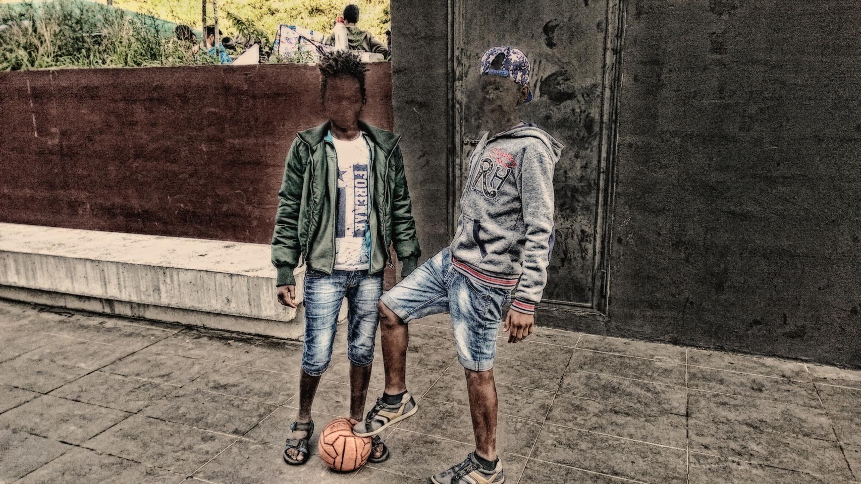 Filemon y Yahda sonríen tras haber conseguido llegar sanos y salvos a Europa.