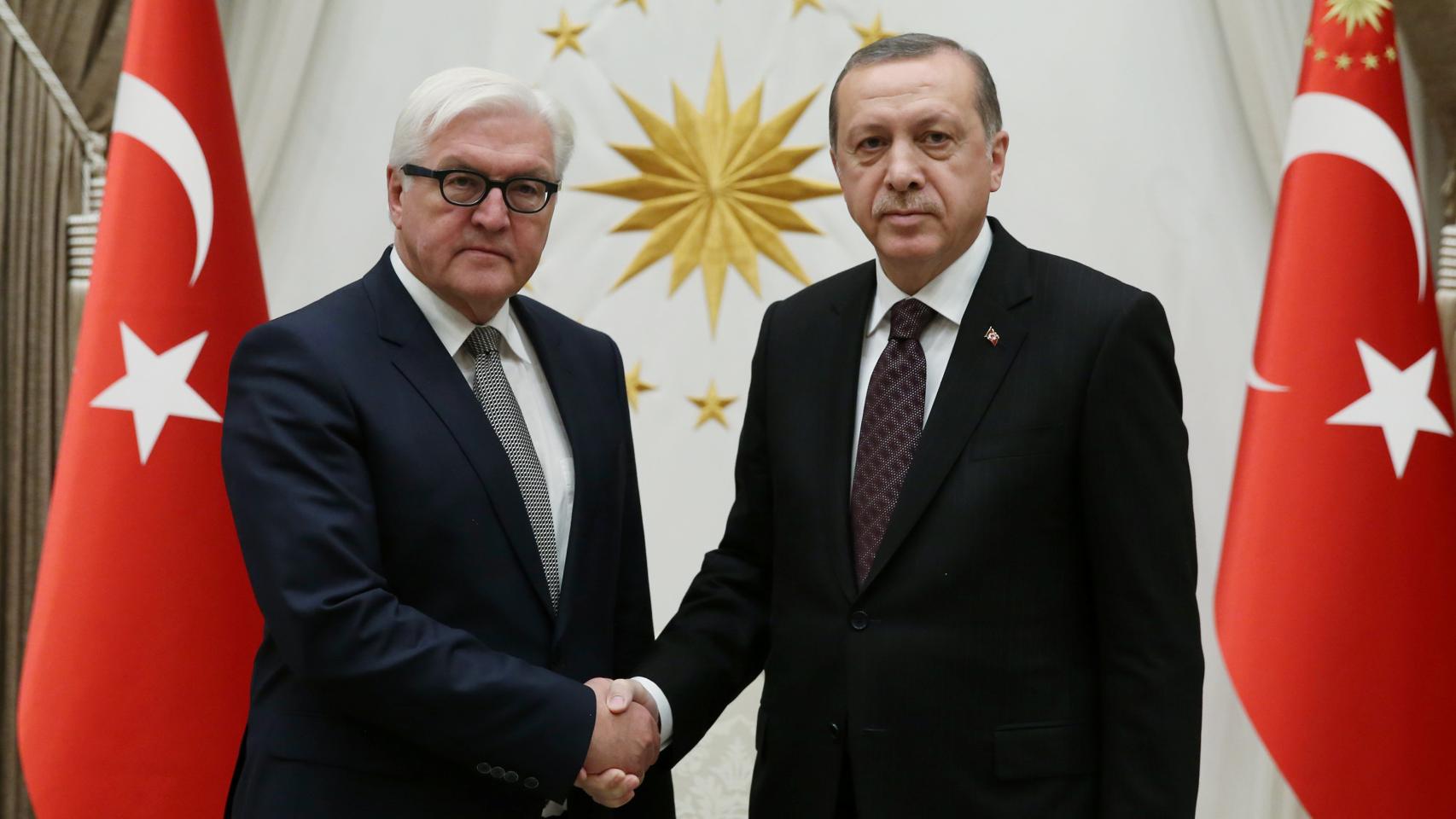 Semblante serio en la reunión entre el ministro de Exteriores alemán, Steinmeier, y Erdogan.