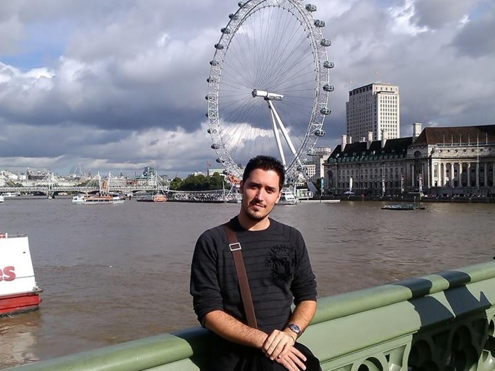 Jonathan Macià tiene 31 años y trabaja en un bar-restaurante por 1.200 libras al mes.