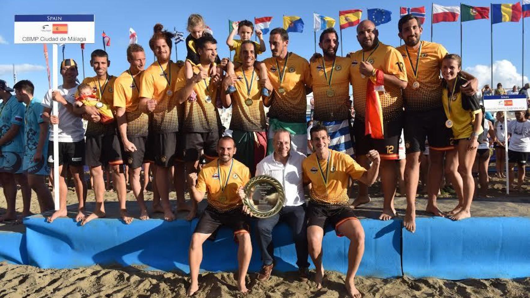 El equipo junto al trofeo conseguido.