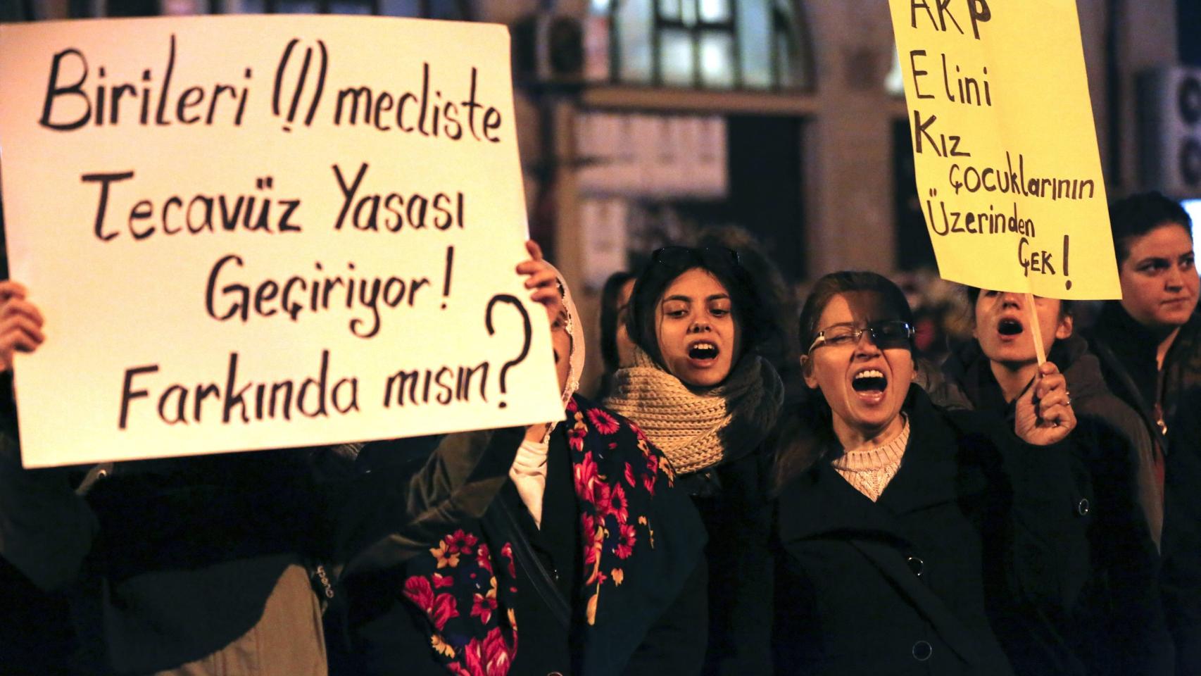 Varias mujeres manifiestan con pancartas en las que se puede leer 'AKP (el partido gobernante), quédate lejos de las niñas' en Estambul.