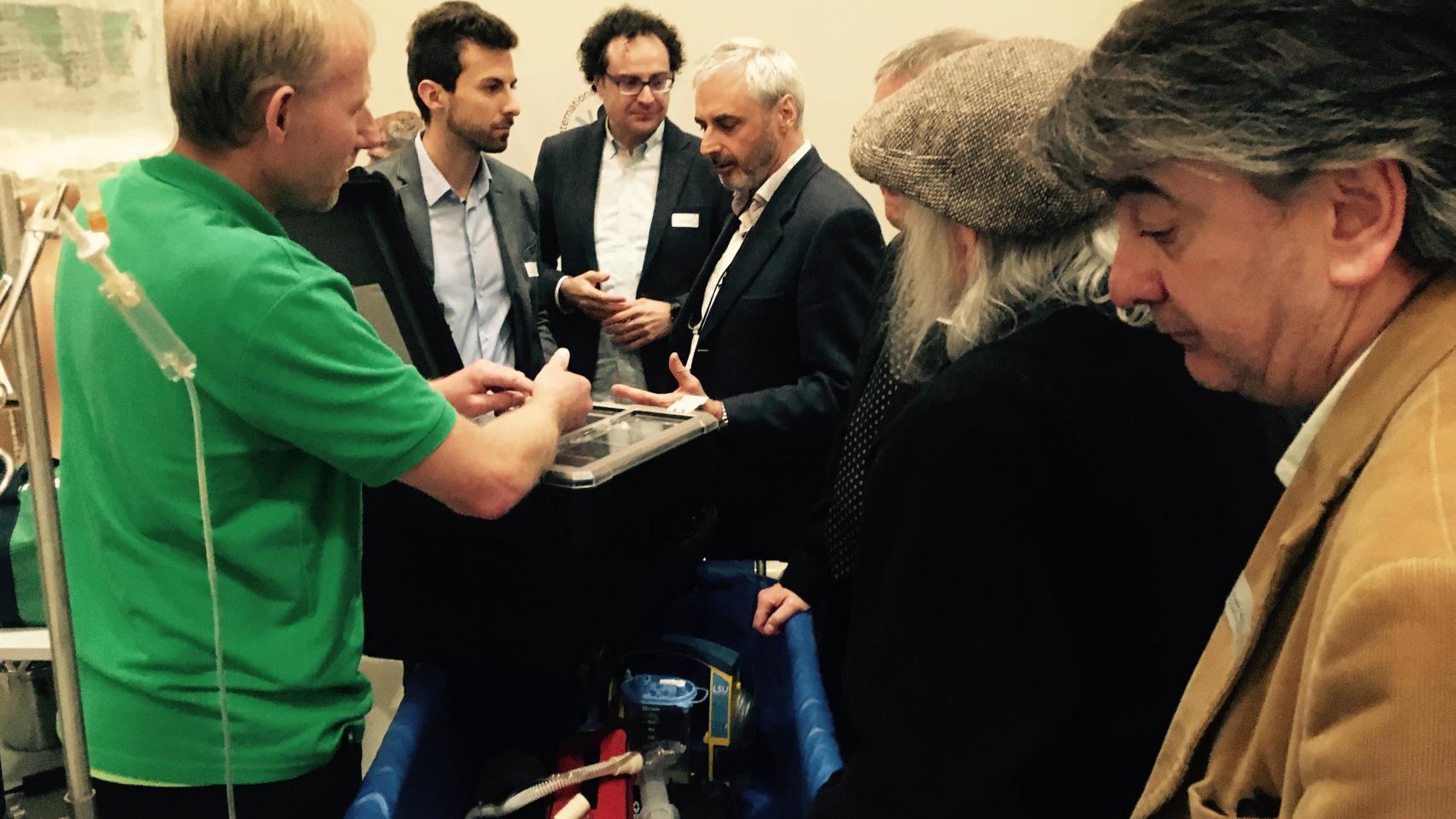 Tim Gibson ensaya el procedimiento de preparación de una criopreservación.